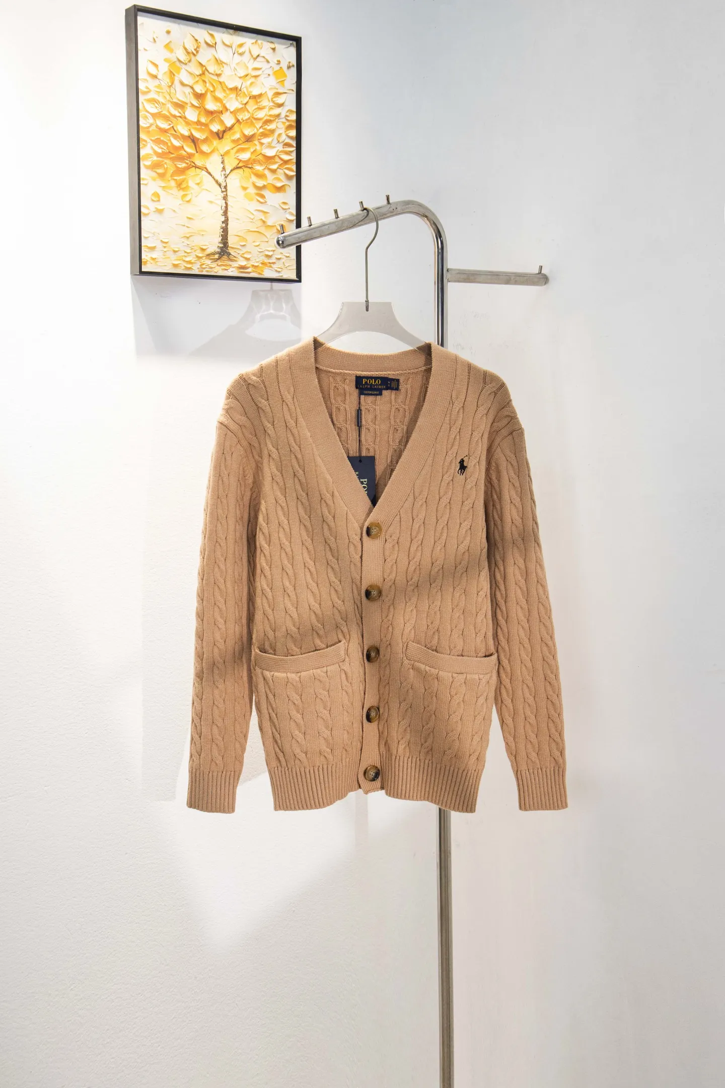 P210 model number: Y198 Ralph Lauren men's cardigan jacket men's hemp flower cardigan. The version is really good-looking. It can be worn alone or as a jacket to be worn inside or outside. The upper body shows personal fashion charm. Four colors are available. Same style for men and women. A must-see item for new summer products. Hang tag. Hanging beads. Washable packaging bag. Full set of accessories. Very good appearance. Super exquisite workmanship. Size: S-XL